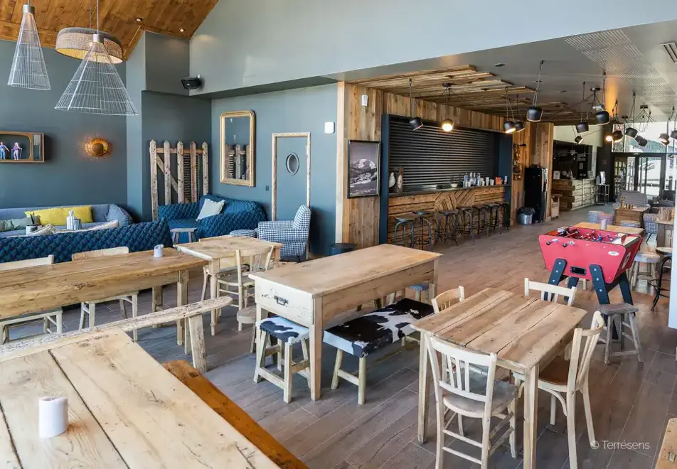 Les Roches Blanches, Combloux (self catered apartments) - Reception lounge with view of Mont Blanc