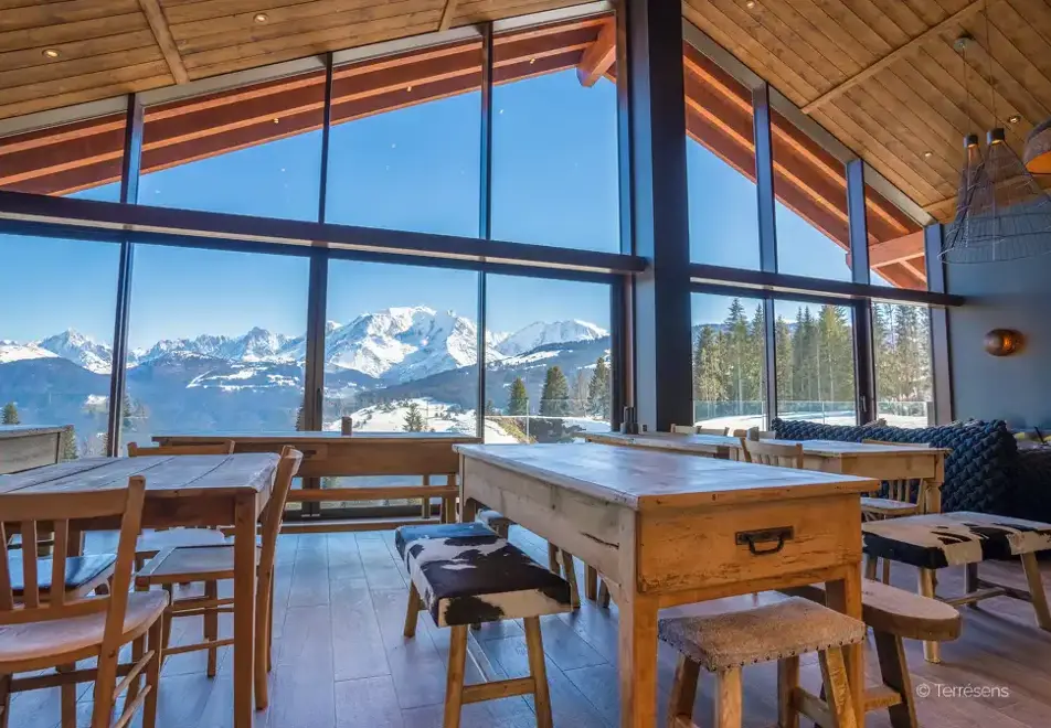 Les Roches Blanches, Combloux (self catered apartments) - Reception lounge with view of Mont Blanc