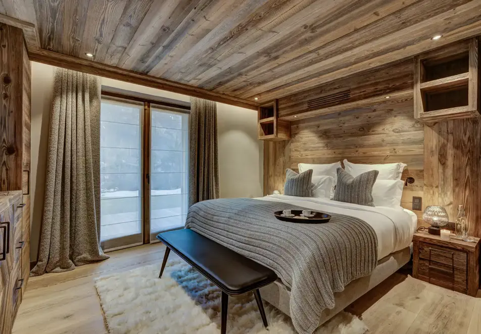 Chalet Alaska, Chamonix (self catered chalet) - Double bedroom (©Adam Johnston)