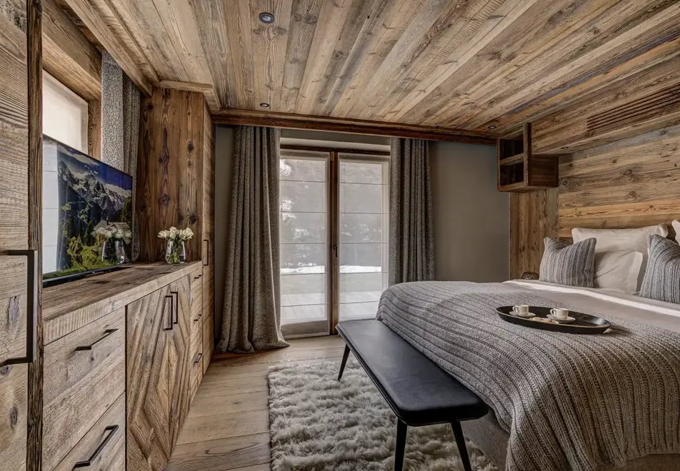 Chalet Alaska, Chamonix (self catered chalet) - Double bedroom (©Adam Johnston)