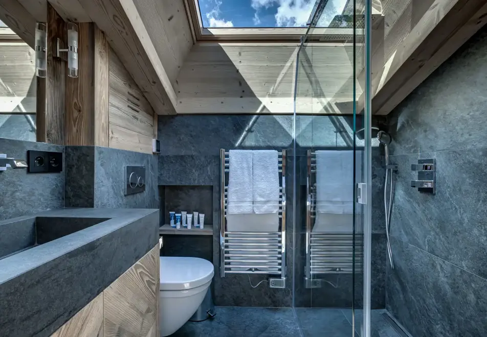 Chalet Azurite, Chamonix (self catered chalet) - Shower room (©Adam Johnston)