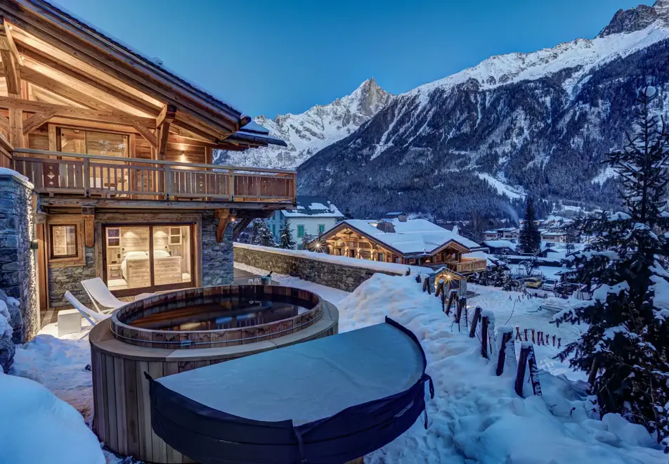 Chalet Azurite, Chamonix (self catered chalet) - Outdoor Nordic bath (©Adam Johnston)