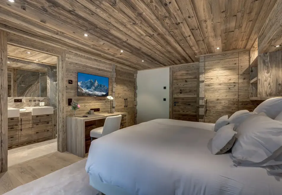 Chalet Azurite, Chamonix (self catered chalet) - Double bedroom (©Adam Johnston)