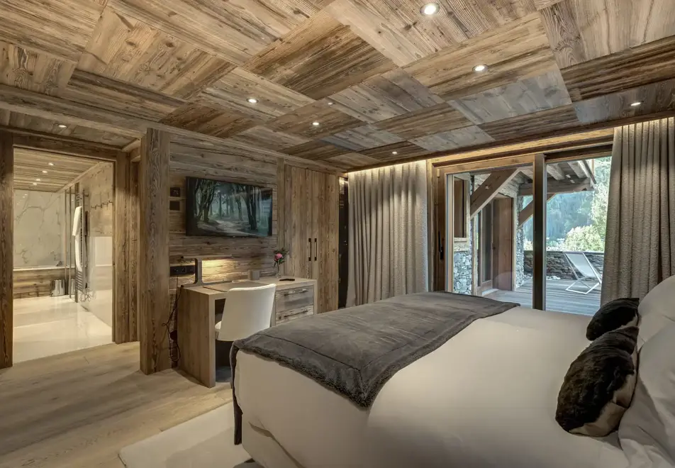 Chalet Azurite, Chamonix (self catered chalet) - Double bedroom (©Adam Johnston)