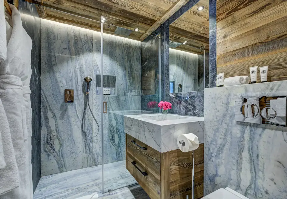 Chalet Saphir, Chamonix (self catered chalet) - Shower room (©Adam Johnston)