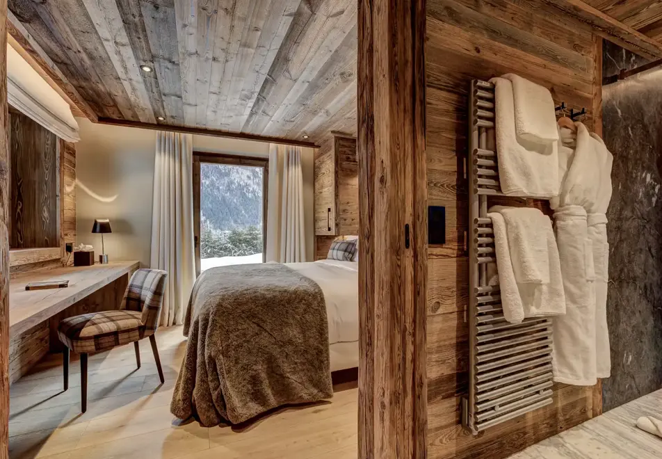 Chalet Saphir, Chamonix (self catered chalet) - Double bedroom (©Adam Johnston)