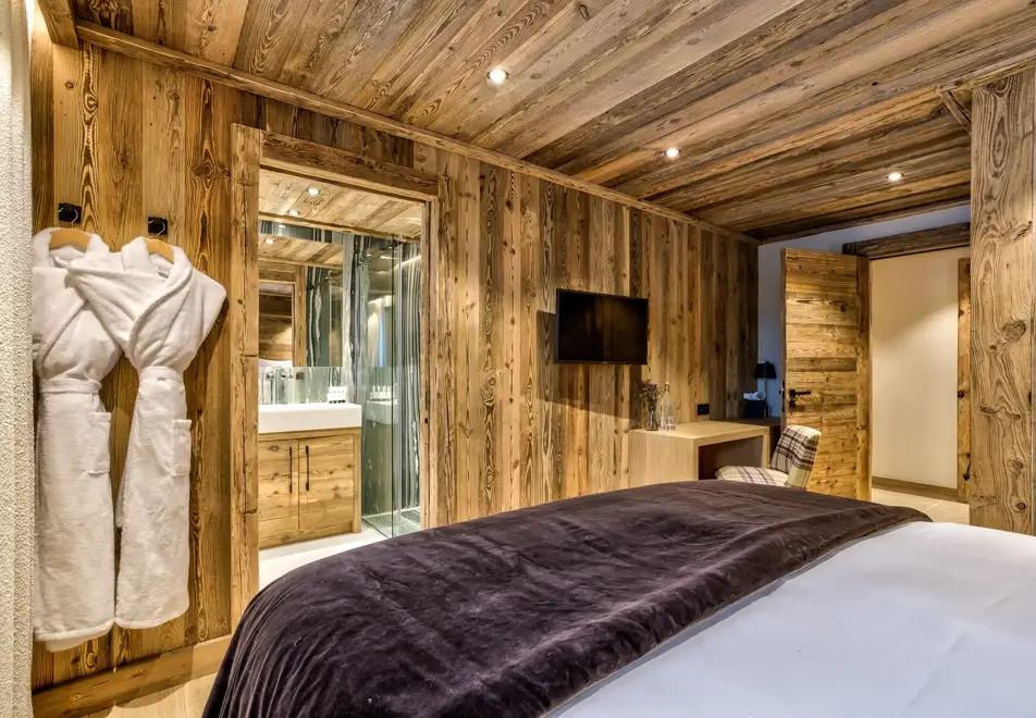 Chalet Saphir, Chamonix (self catered chalet) - Double bedroom (©Adam Johnston)
