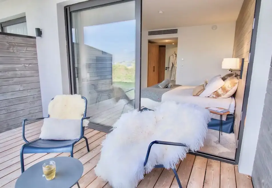 Villa Caroline, Lake Annecy - Typical garden view style room