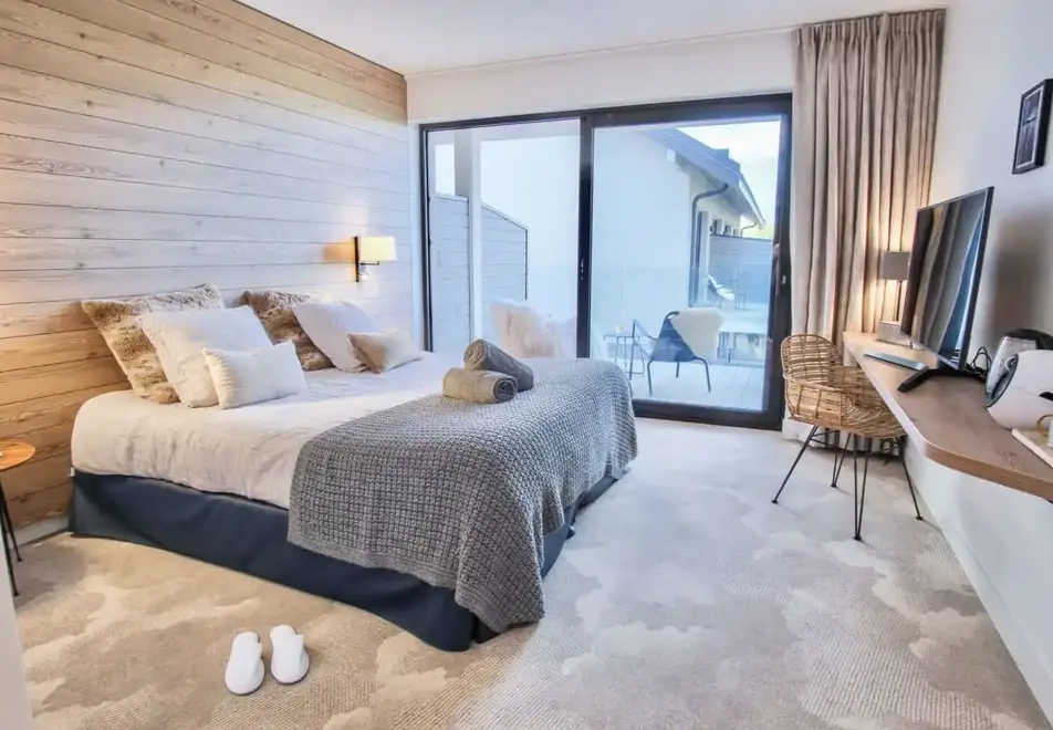 Villa Caroline, Lake Annecy - Typical garden view style room