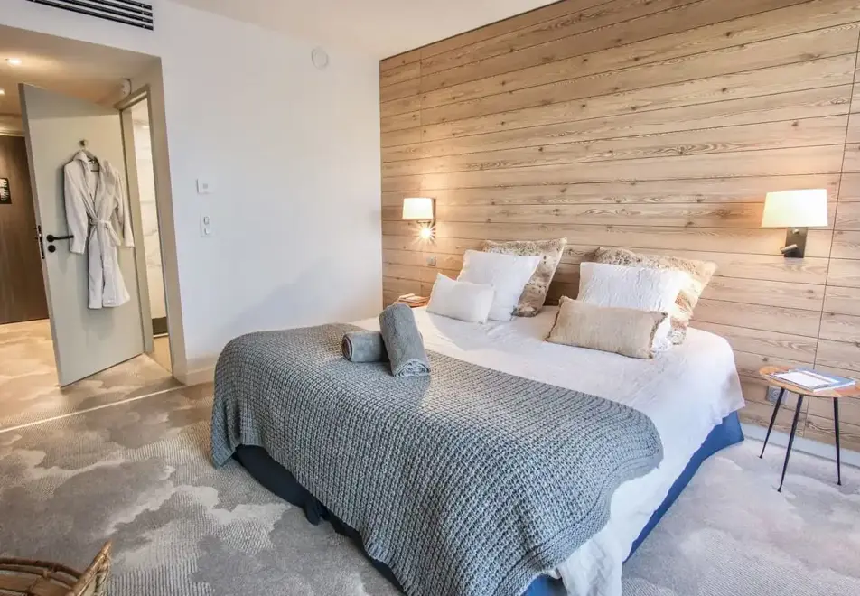 Villa Caroline, Lake Annecy - Typical garden view style room