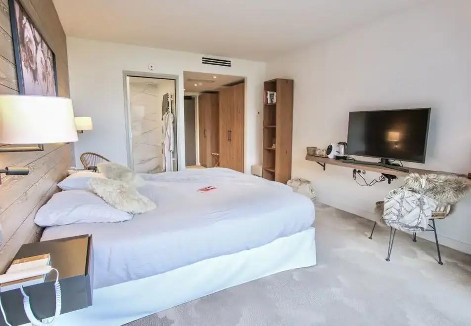 Villa Caroline, Lake Annecy - Typical lake view style room