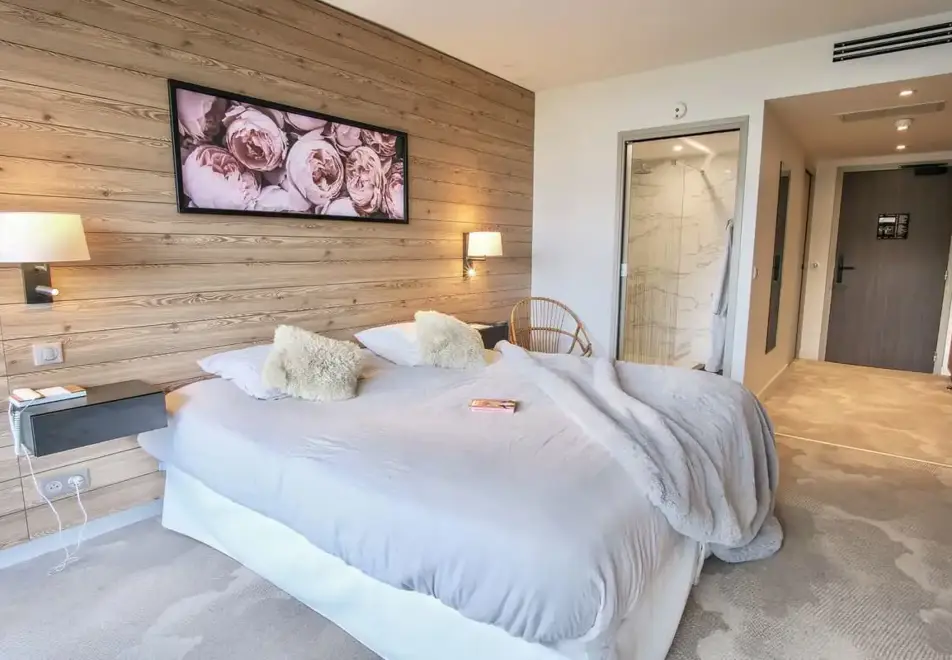 Villa Caroline, Lake Annecy - Typical lake view style room