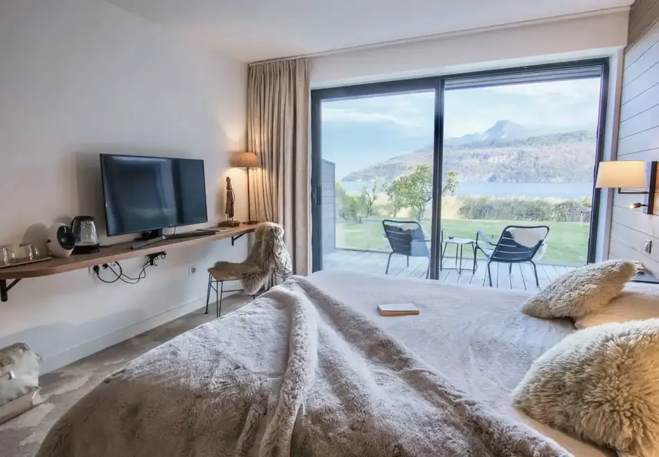 Villa Caroline, Lake Annecy - Typical lake view style room