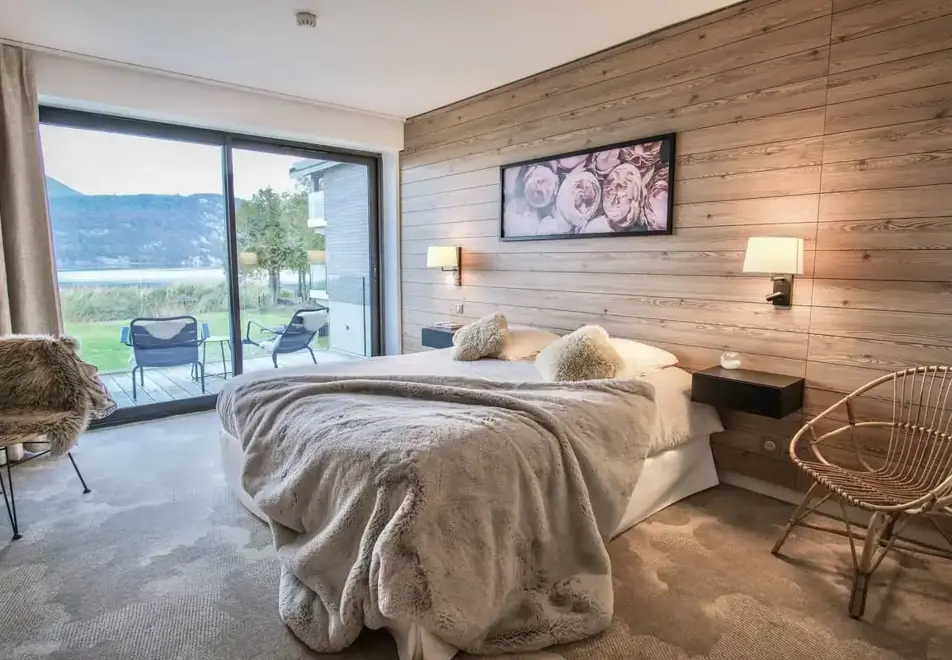 Villa Caroline, Lake Annecy - Typical lake view style room