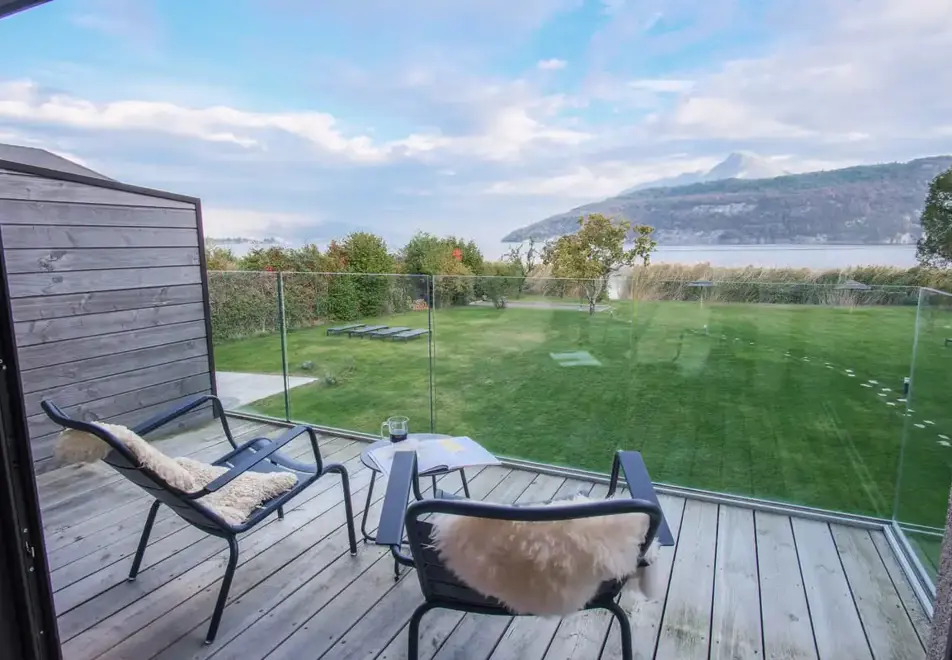 Villa Caroline, Lake Annecy - Typical lake view style room