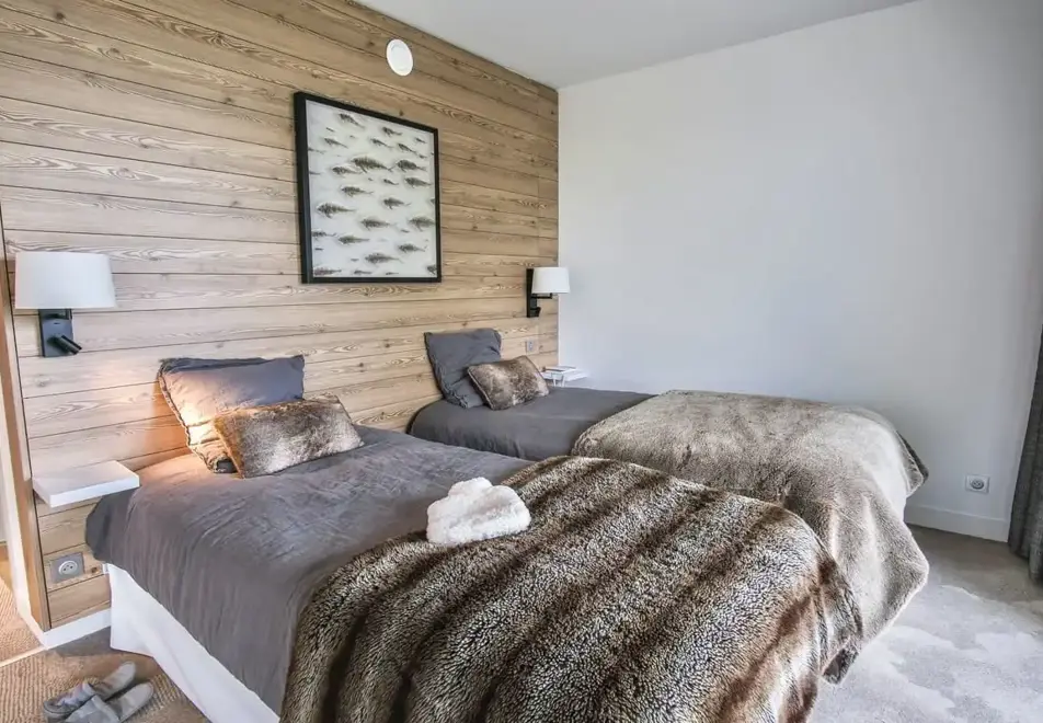 Villa Caroline, Lake Annecy - Typical junior style room