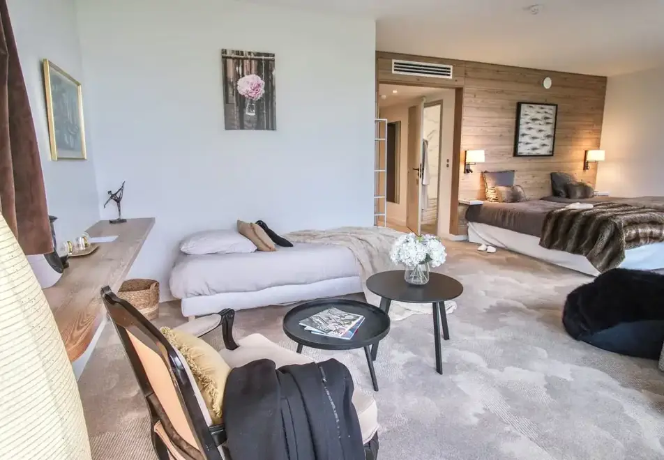 Villa Caroline, Lake Annecy - Typical junior style room