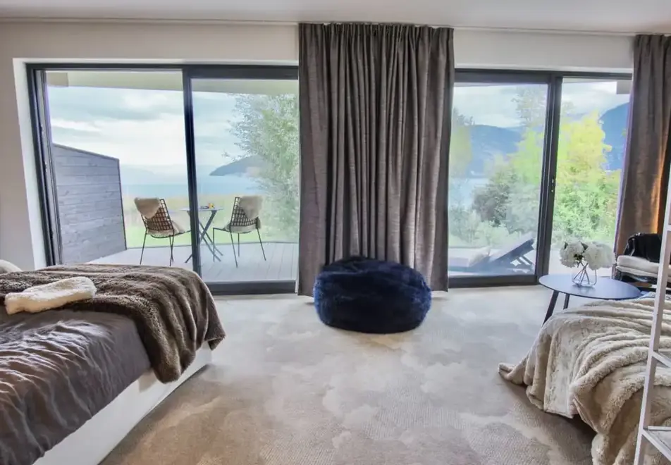 Villa Caroline, Lake Annecy - Typical junior style room