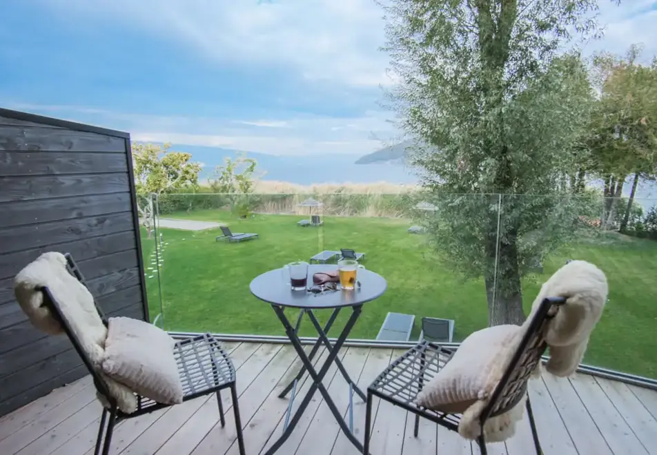 Villa Caroline, Lake Annecy - Typical junior style room