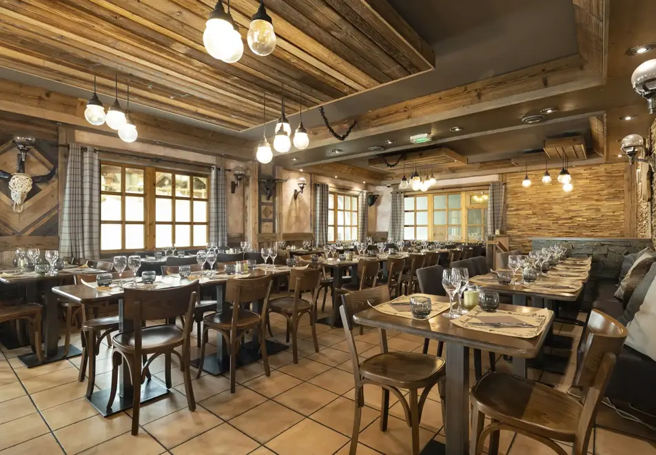 Les Balcons Platinium, Val Thorens (self catered apartment) - Auberge restaurant