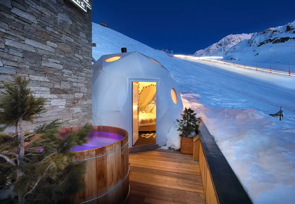 Pashmina, Val Thorens (hotel) - Igloo-Pod with a private Nordic bath