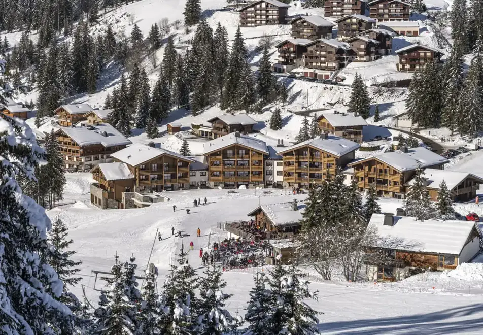 Hameau de l'Ours, Manigod (self catered apartments) - Excellent ski location