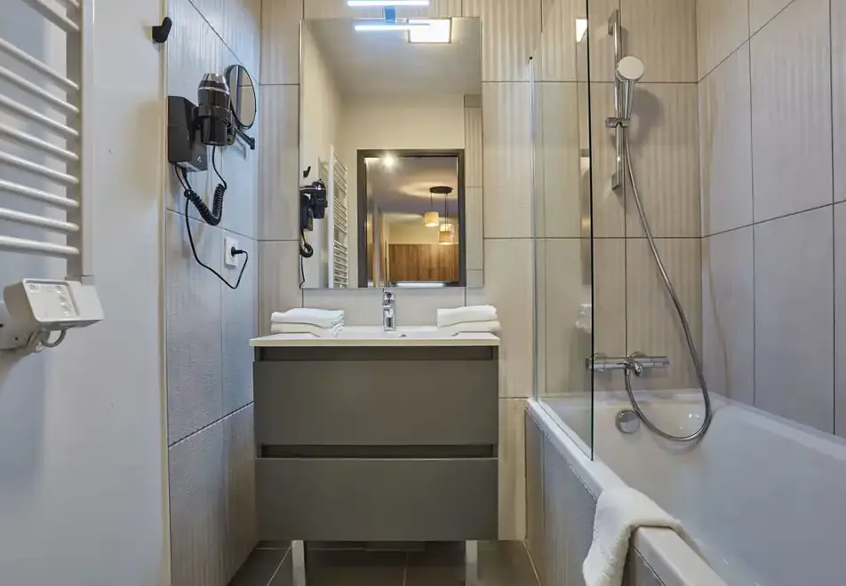 Le Mont d'Auron, Auron (self catered apartments) - Typical 1 bedroom alcove apartment style