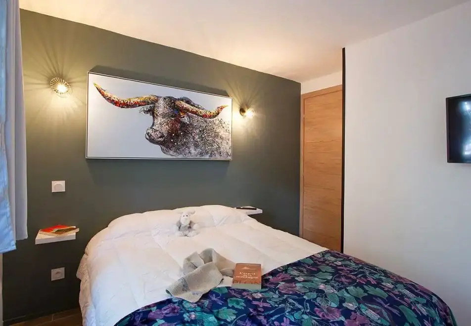 Provencal, Les Deux Alpes (self catered apartments) - Typical double bedroom style