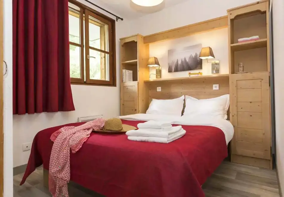 l'Oree des Pistes, St Sorlin d'Arves (self catered apartments) - Typical double bedroom style
