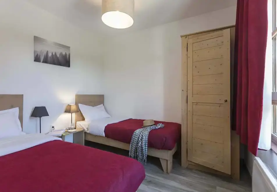 l'Oree des Pistes, St Sorlin d'Arves (self catered apartments) - Typical twin bedroom style
