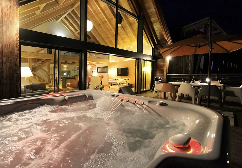 Snow Lodge, Les Deux Alpes (self catered chalet) - Hot tub