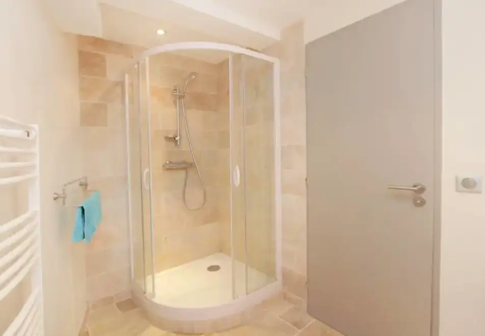 Snow Lodge, Les Deux Alpes (self catered chalet) - Shower room