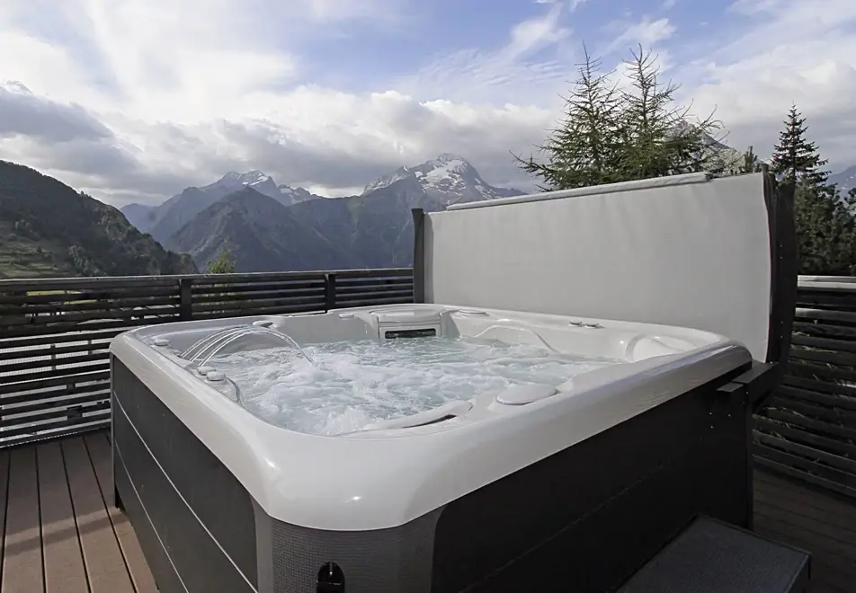 Snow Lodge, Les Deux Alpes (self catered chalet) - Hot tub