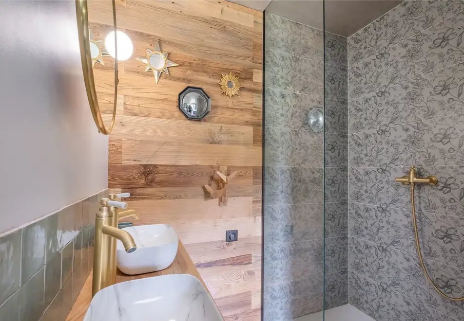 Chalet Blanc, St Martin de Belleville (self catered chalet) - Shower room