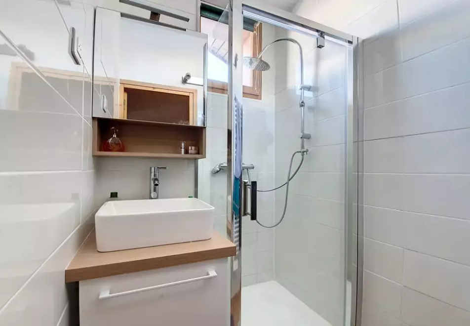 2 bedroom apartment in Saint Martin de Belleville (self catered) - Shower room