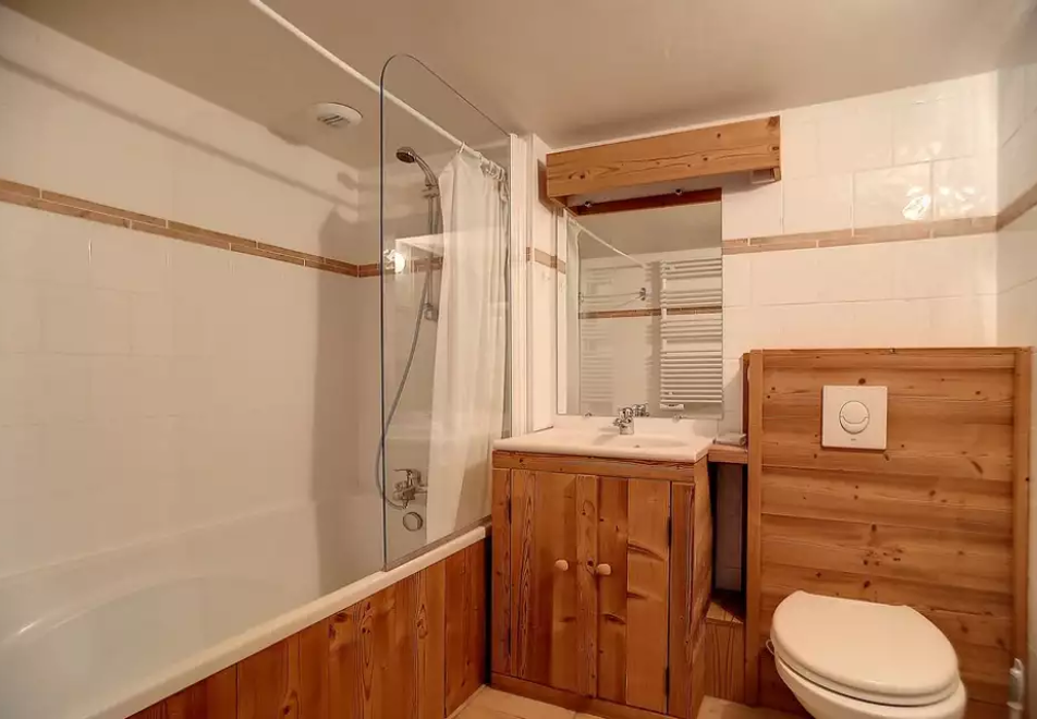 4 bedroom apartment in Saint Martin de Belleville (self catered) - Bathroom
