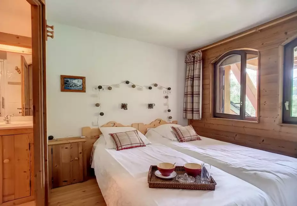 4 bedroom apartment in Saint Martin de Belleville (self catered) - En-suite bedroom