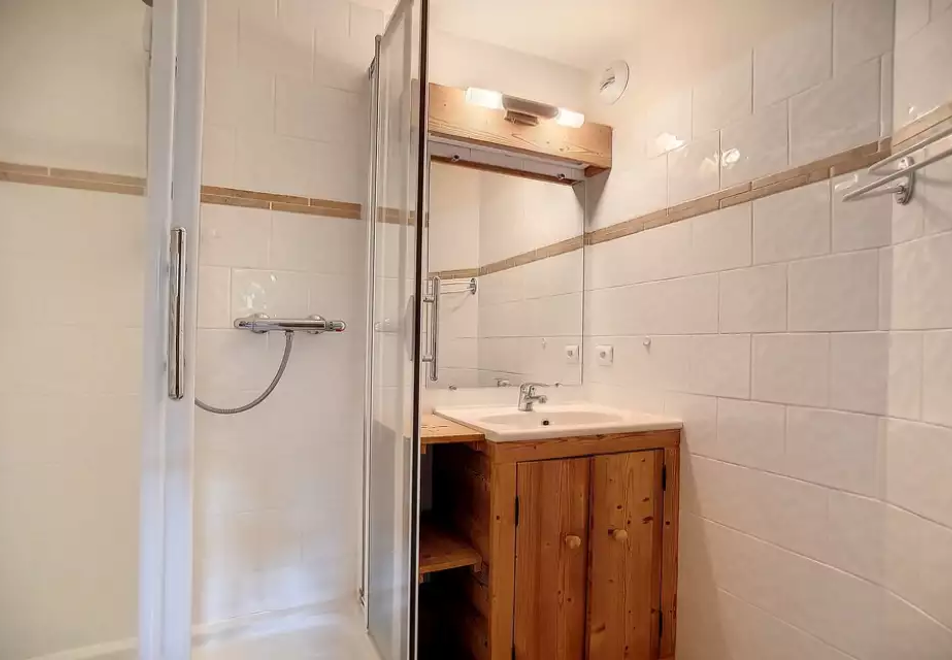 4 bedroom apartment in Saint Martin de Belleville (self catered) - Shower room