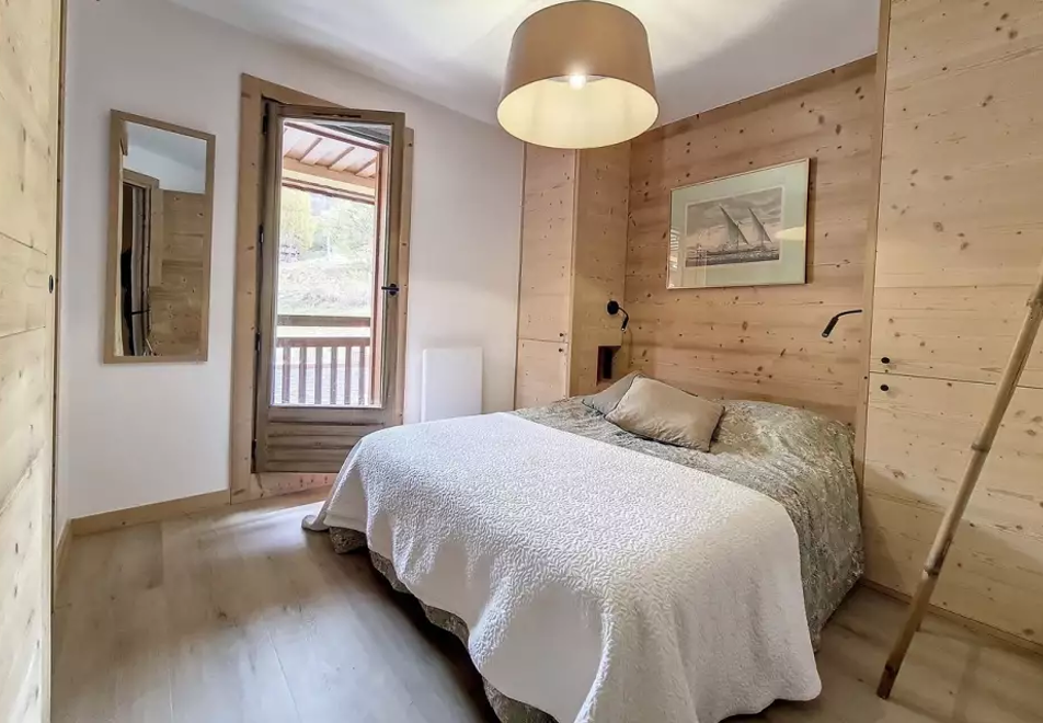 3 bedroom apartment in Saint Martin de Belleville (self catered) - Double bedroom with en-suite