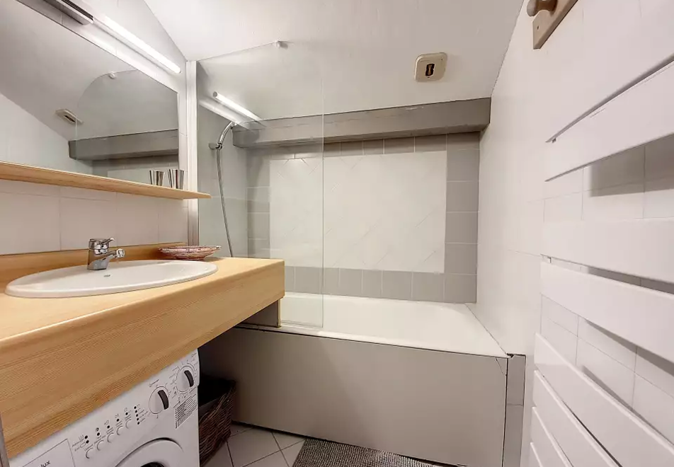 3 bedroom apartment in Saint Martin de Belleville (self catered) - Bathroom