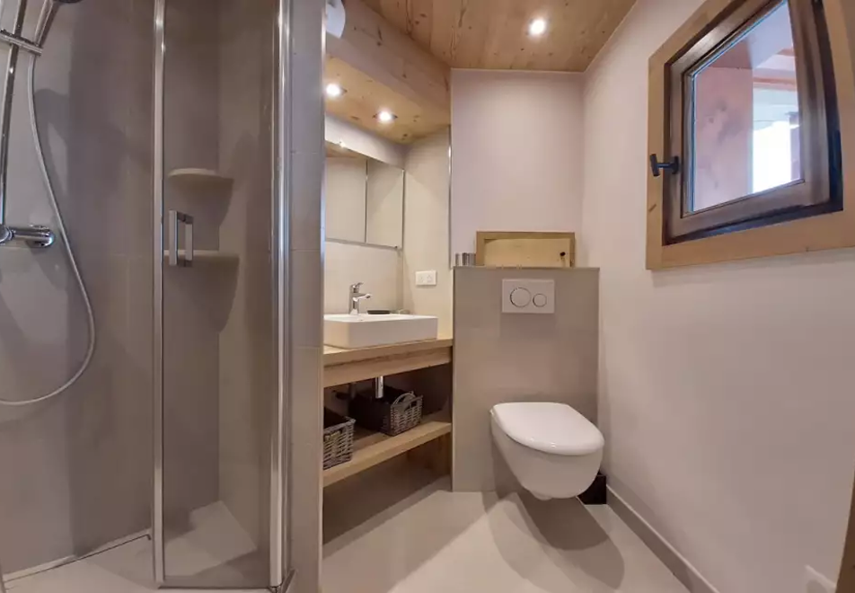 3 bedroom apartment in Saint Martin de Belleville (self catered) - Shower room