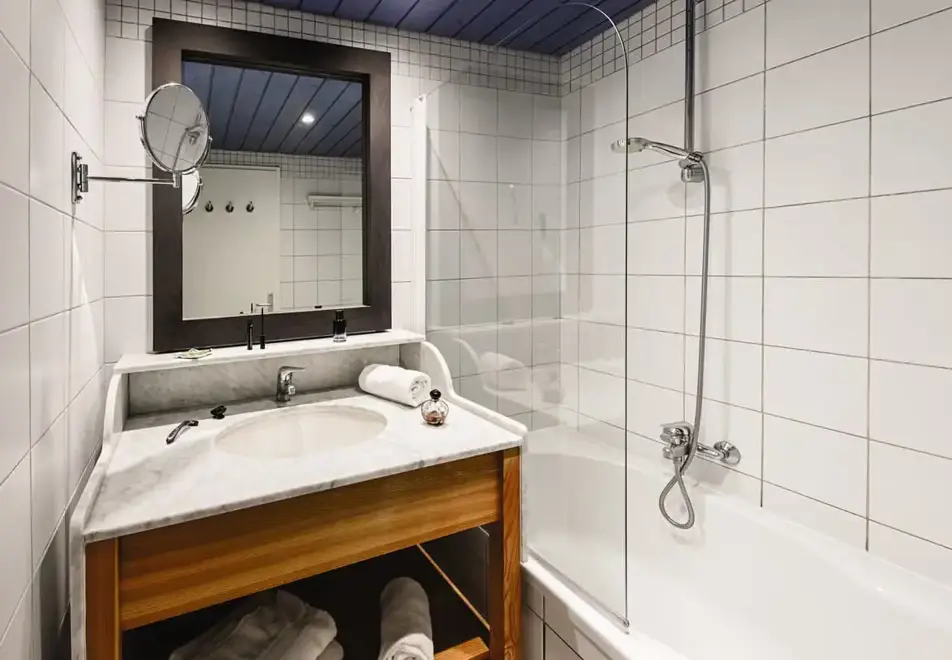 Club Val Claret, Tignes Val Claret (all inclusive hotel) - Typical hotel room style