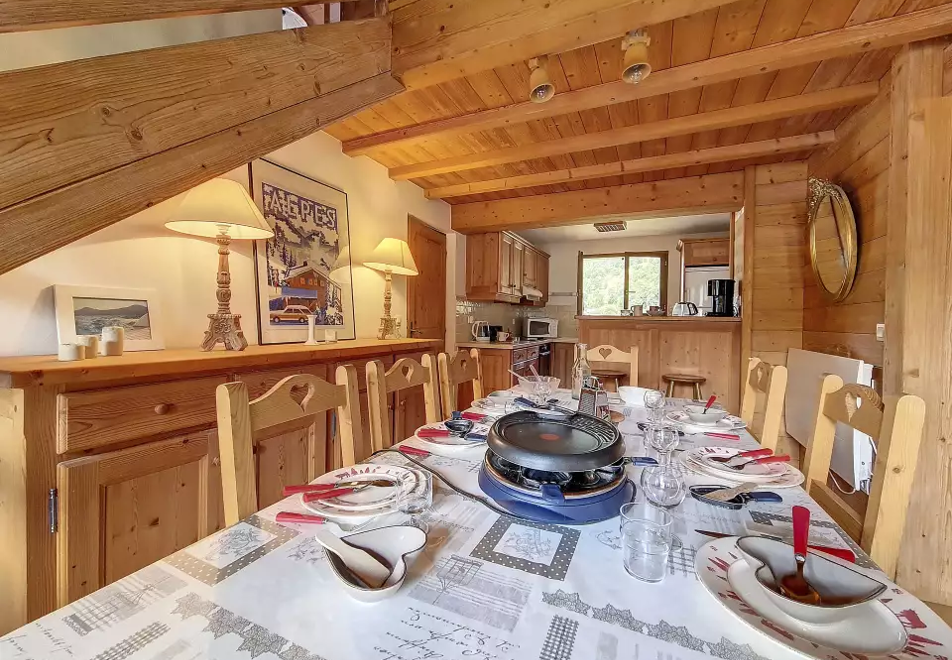 4 bedroom apartment in Saint Martin de Belleville (self catered) - Dining area