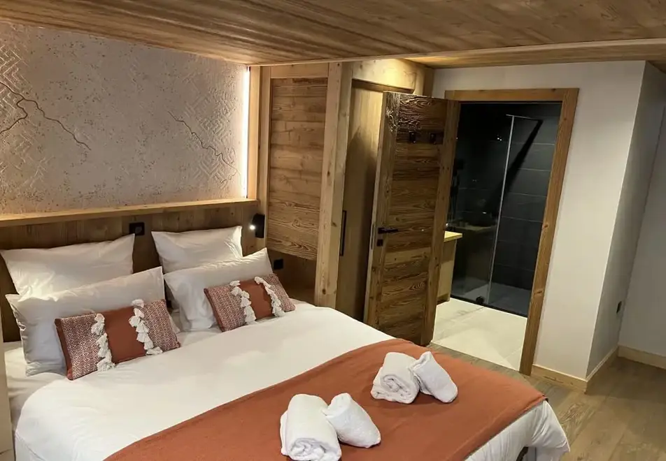 Reve de Marmottes, Meribel (self catered chalet) - Bedroom