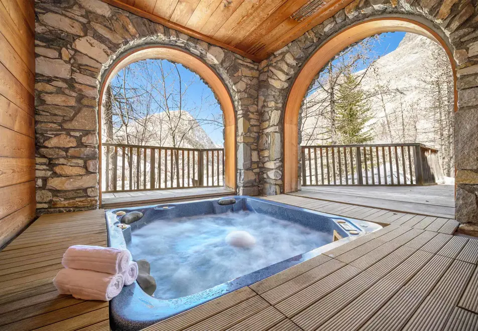 Chalet Davos, Val d'Isere (self catered or catered chalet) - Indoor/outdoor hot tub