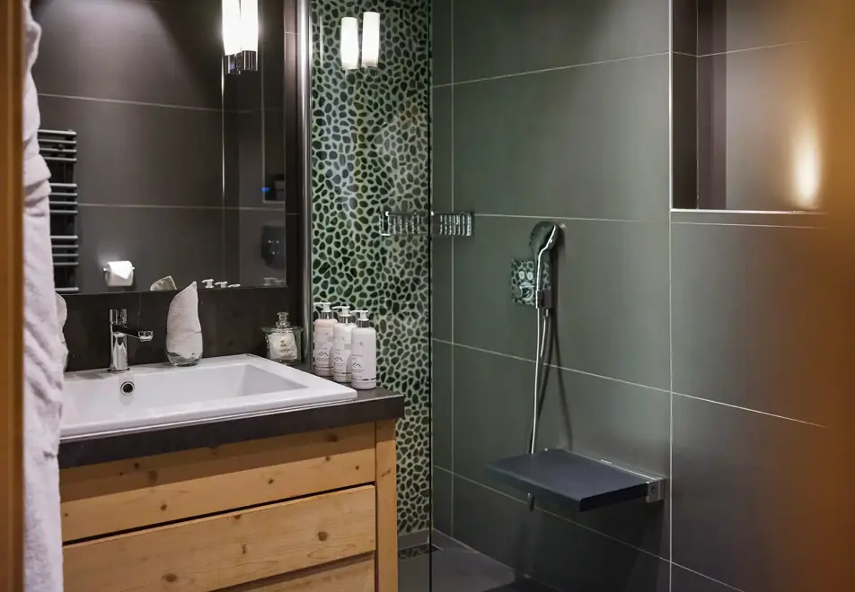 Chalet le Coeur, La Clusaz (B&B chalet) - Bathroom