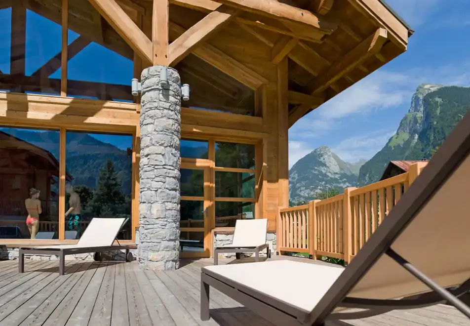 La Reine des Pres, Samoens (self catered apartments) - Sun terrace