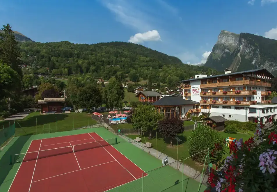 Neige et Roc, Samoens (hotel & apartments) - Tennis court