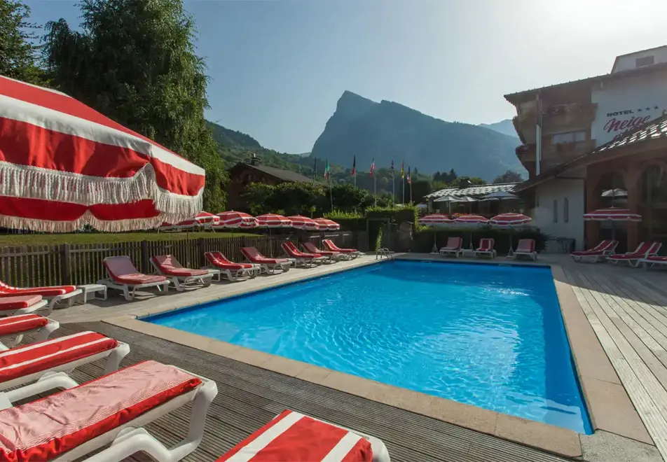 Neige et Roc, Samoens (hotel & apartments) - Outdoor heated pool