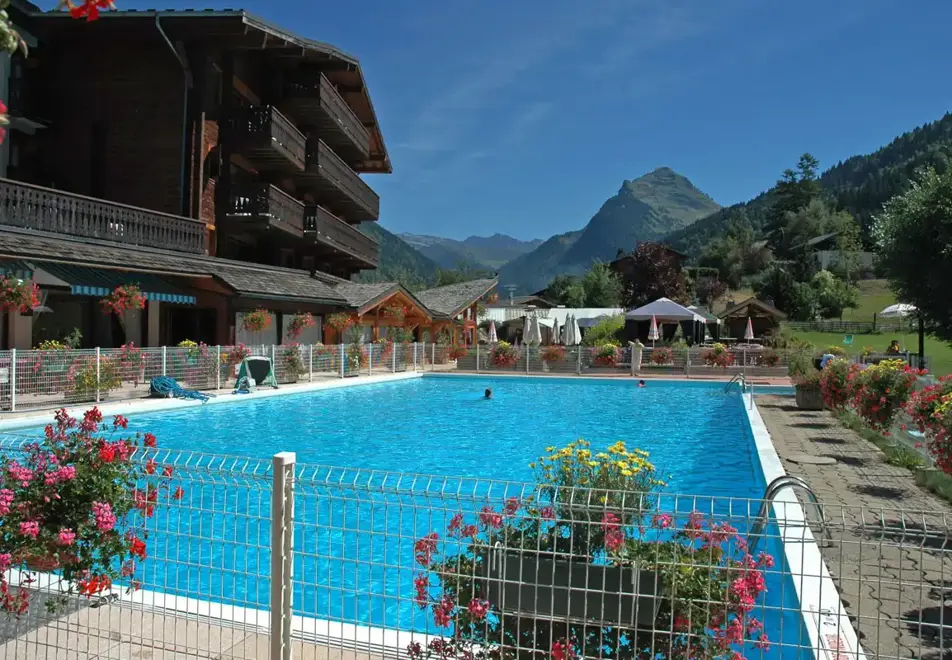 Le Cret, Morzine (hotel) - Outdoor pool